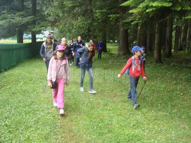 20 de copii care frecventează Biserica „Sfântul Dumitru” din Suceava, în excursie prin Bucovina