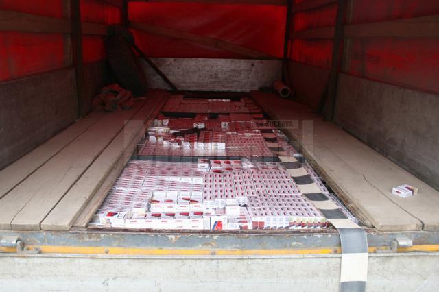Ţigări de contrabandă, în valoare de peste 122.000 de lei, descoperite în maşina unui hunedorean