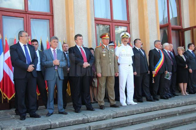 Ministrul Apărării, Mircea Duşa, şi ceilalti oficiali invitaţi