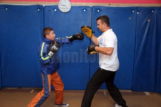 Sebastian Alucăi şi Andu Vornicu se antrenează asiduu în sala de sport