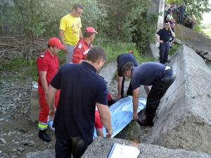 Pentru găsirea cadavrului copilului s-a apelat la echipajul specializat de scafandri al ISU Suceava