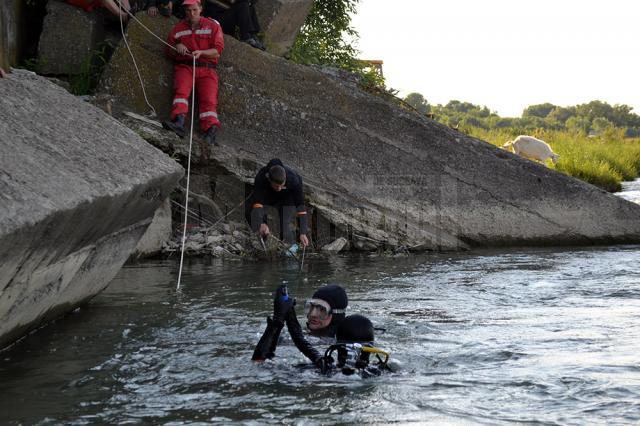 Pentru găsirea cadavrului copilului s-a apelat la echipajul specializat de scafandri al ISU Suceava