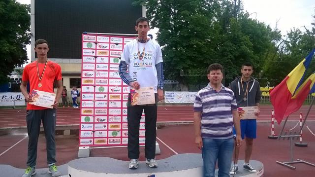 Andrei Gafița, campion al României în proba de 10 kilometri marș, alături de antrenorul său, Radu Mihalescu
