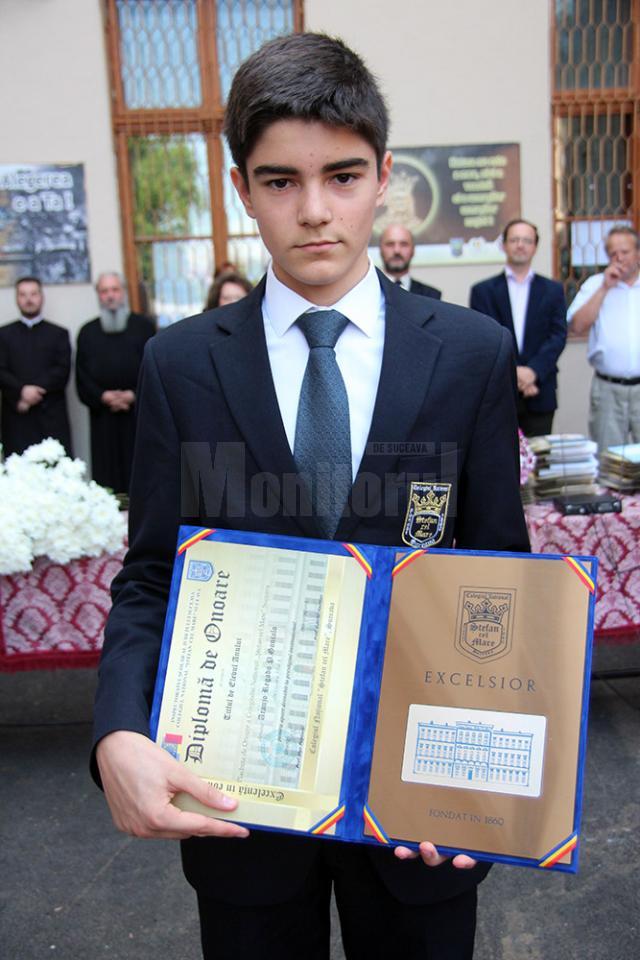 „Elevul ştefanist al anului”, Araujo Regado Goncalo, a primit o diplomă de excelenţă şi o plachetă de onoare din partea conducerii colegiului
