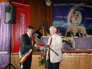 Academicianul Eugen Simion, câştigătorul Marelui premiu al Festivalului literar „Mihai Eminescu”, ediţia a VII-a