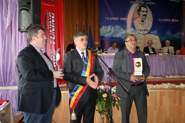 Prefectul judeţului Suceava, Florin Sinescu, şi preşedintele Consiliului Judeţean Suceava, Cătălin Nechifor, au primit câte un trofeu de excelenţă