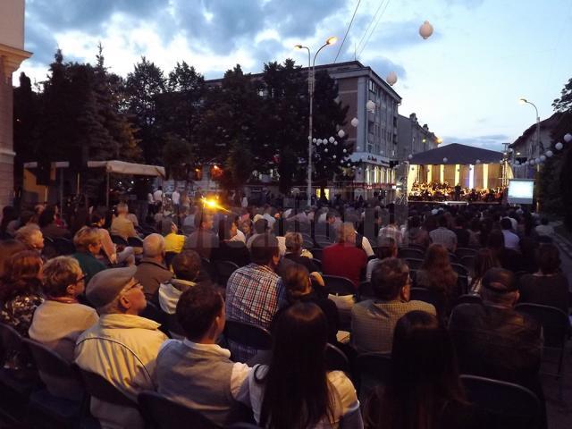 Mii de suceveni s-au bucurat de sunetul muzicii, la concertul simfonic din centrul Sucevei
