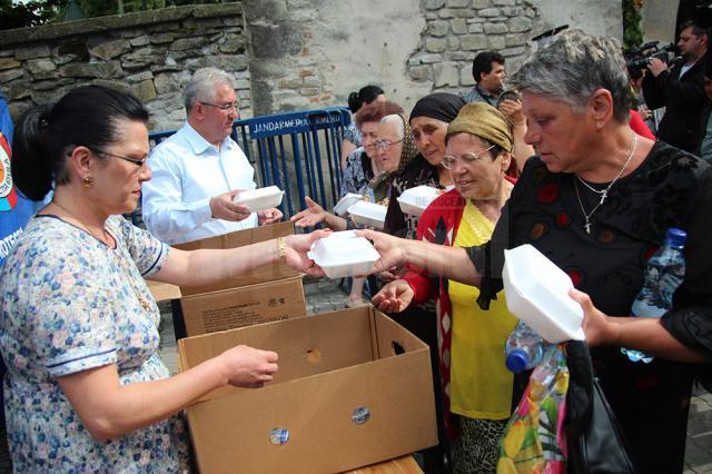 Primarul Ion Lungu şi familia sa au oferit 5.000 de sarmale şi 5.000 de sticle de apă pelerinilor veniţi din toată ţara să se roage la moaştele Sfântului Ioan cel Nou