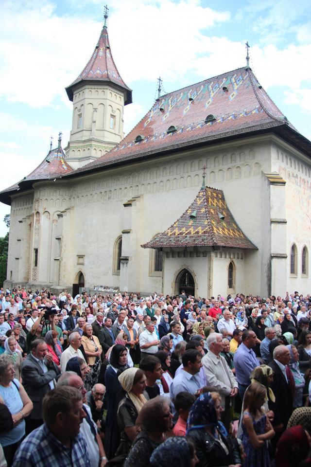 Sute de credincioşi din toate colţurile ţării au participat aseară în curtea Mănăstirii Sf. Ioan cel Nou de la Suceava, la slujba de priveghere