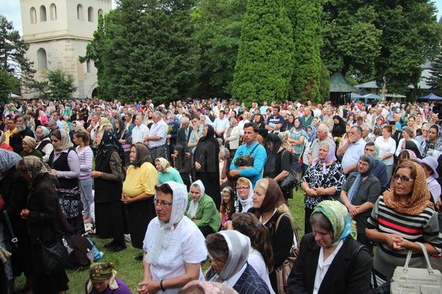 Sute de credincioşi din toate colţurile ţării au participat aseară în curtea Mănăstirii Sf. Ioan cel Nou de la Suceava, la slujba de priveghere