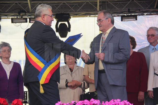 Primarul Ion Lungu i-a înmânat diploma de Cetăţean de Onoare al Sucevei antrenorului emerit Constantin Tăpîrjan