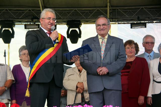 Primarul Ion Lungu i-a înmânat diploma de Cetăţean de Onoare al Sucevei antrenorului emerit Constantin Tăpîrjan