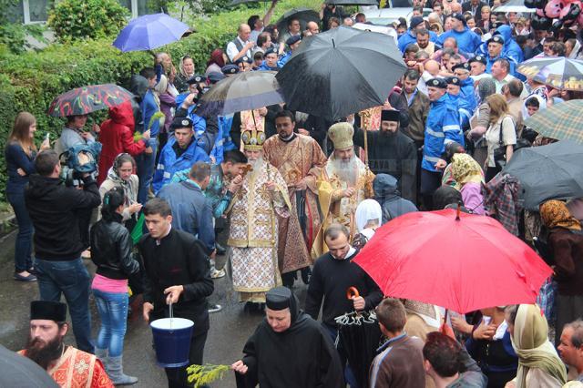 Ploaia i-a însoţit pe credincioşi pe tot parcursul procesiunii religioase