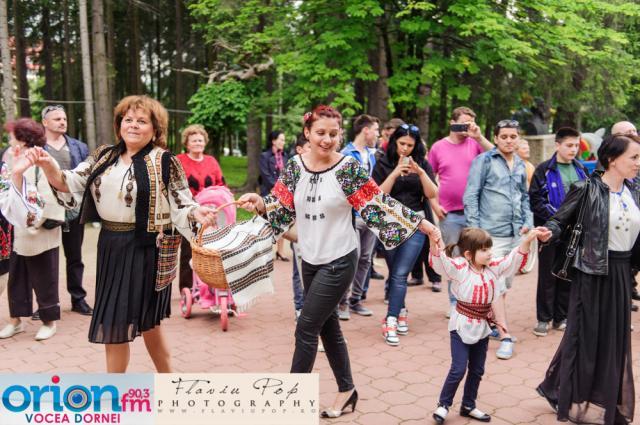 Ziua Internaţională a iei româneşti a fost marcată cu succes şi la Vatra Dornei. Foto: Flav POP