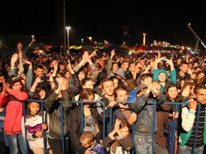 Mii de suceveni cu cântat împreună cu Smiley şi trupa Maxim, la Iulius Mall