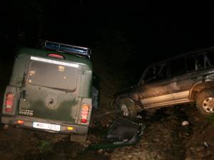 Autospeciala a fost  lovită cu spatele de autoturismul de teren abandonat în vârf de rampă