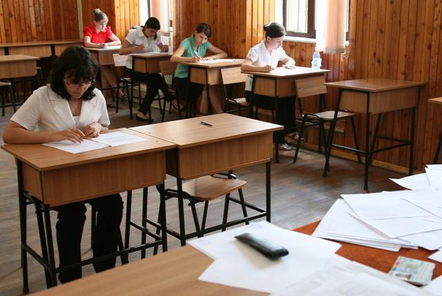 Absolvenţii de liceu susţin proba de limba şi literatura română începând cu ora 9.00. Foto: MEDIAFAX