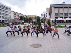 Trupa de dans Bucovina Dance Studio a reuşit fără efort să atragă interesul adolescenţilor prezenţi pe esplanadă