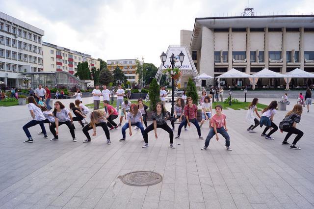 Trupa de dans Bucovina Dance Studio a reuşit fără efort să atragă interesul adolescenţilor prezenţi pe esplanadă