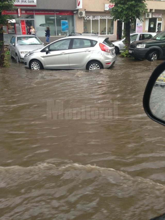 Străzi inundate de ploaia torenţială din Suceava Foto: Dan Hreceniuc