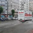 Străzi inundate de ploaia torenţială din Suceava
