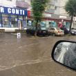Străzile Sucevei au fost inundate ieri după câteva reprize de ploaie torenţială. Foto: Dan HRECENIUC