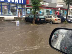 Străzile Sucevei au fost inundate ieri după câteva reprize de ploaie torenţială. Foto: Dan HRECENIUC