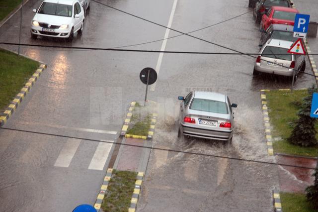 Străzile Sucevei au fost inundate ieri după câteva reprize de ploaie torenţială