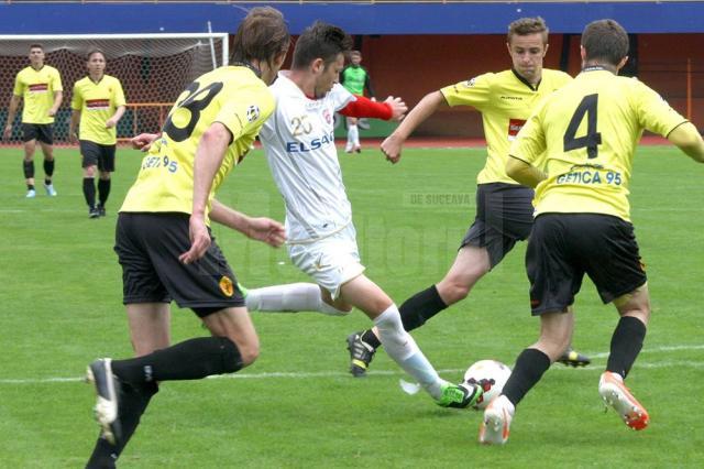 Armand Svichi (la minge) este un tânăr fotbalist de un real talent
