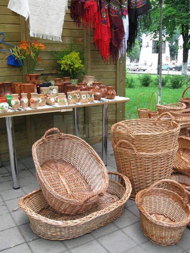 În Parcul Central al municipiului Suceava se desfăşoară, în intervalul 1-13 iulie, Târgul de vară al meşterilor populari