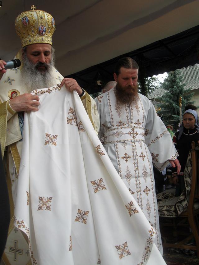 Sfântul Voievod Ştefan cel Mare, sărbătorit ieri, la Putna, de mii de credincioşi