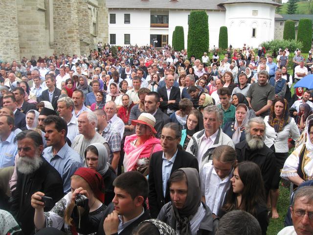 Sfântul Voievod Ştefan cel Mare, sărbătorit ieri, la Putna, de mii de credincioşi