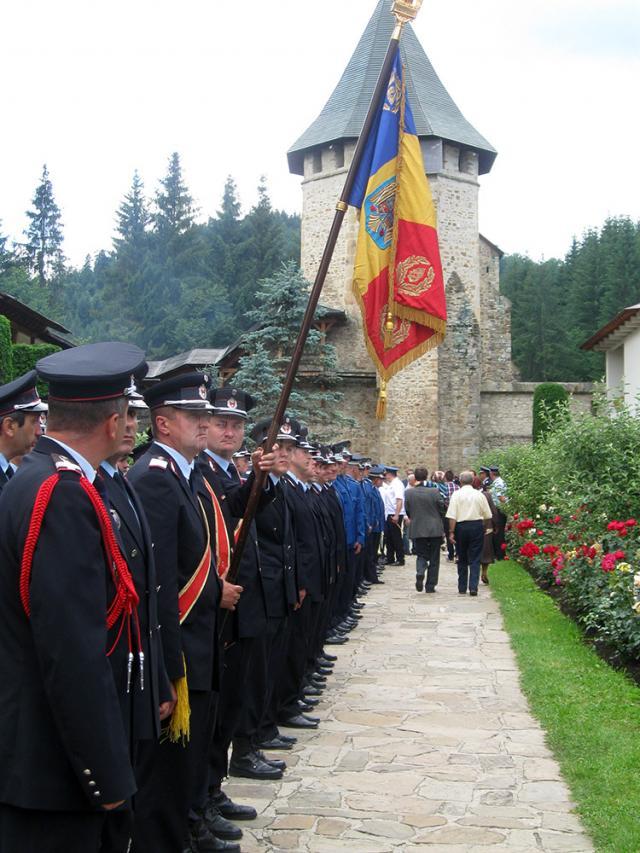 Sfântul Voievod Ştefan cel Mare, sărbătorit ieri, la Putna, de mii de credincioşi