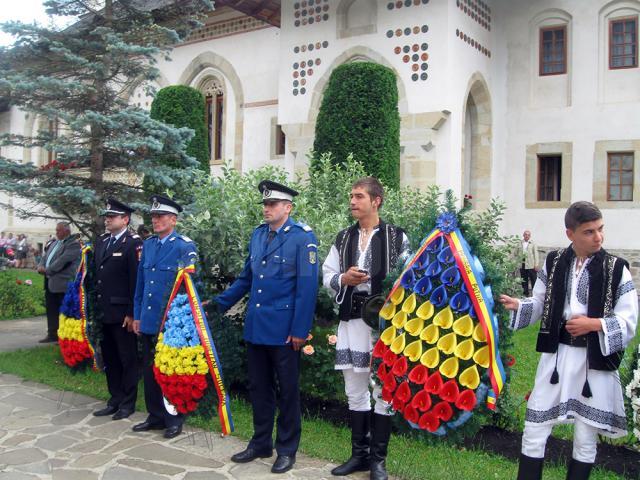 Sfântul Voievod Ştefan cel Mare, sărbătorit ieri, la Putna, de mii de credincioşi