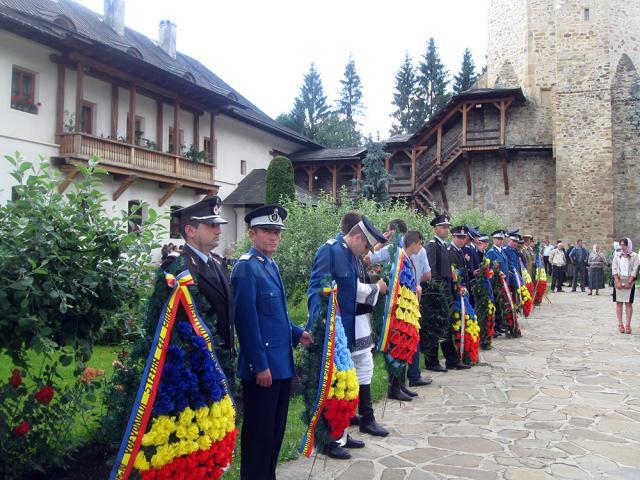 Sfântul Voievod Ştefan cel Mare, sărbătorit ieri, la Putna, de mii de credincioşi