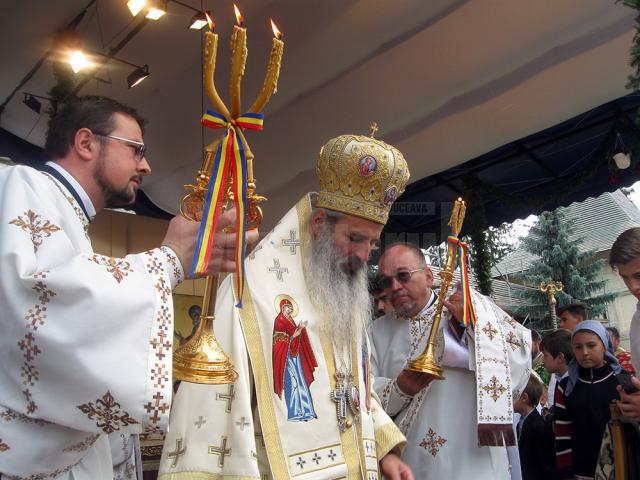 Sfântul Voievod Ştefan cel Mare, sărbătorit ieri, la Putna, de mii de credincioşi