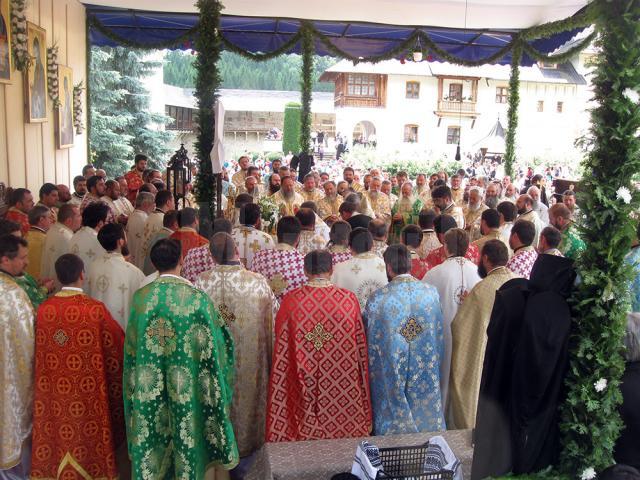 Sfântul Voievod Ştefan cel Mare, sărbătorit ieri, la Putna, de mii de credincioşi