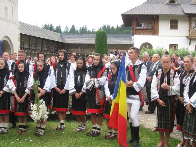 Sfântul Voievod Ştefan cel Mare, sărbătorit ieri, la Putna, de mii de credincioşi