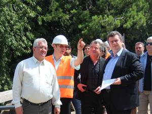 Ion Lungu şi Cătălin Nechifor în inspecţie pe şantierul lucrărilor de restaurare a Cetăţii de Scaun