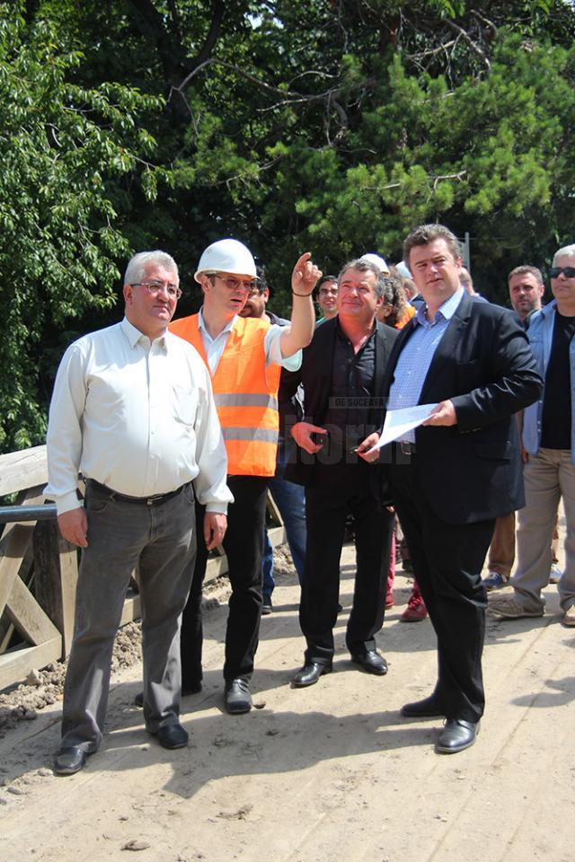 Ion Lungu şi Cătălin Nechifor în inspecţie pe şantierul lucrărilor de restaurare a Cetăţii de Scaun