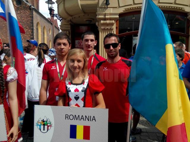 Rădăuțenii Andrei Dănilă (stânga) și Alexandru Popescu (centru), la deschiderea Campionatului Mondial Universitar din Polonia