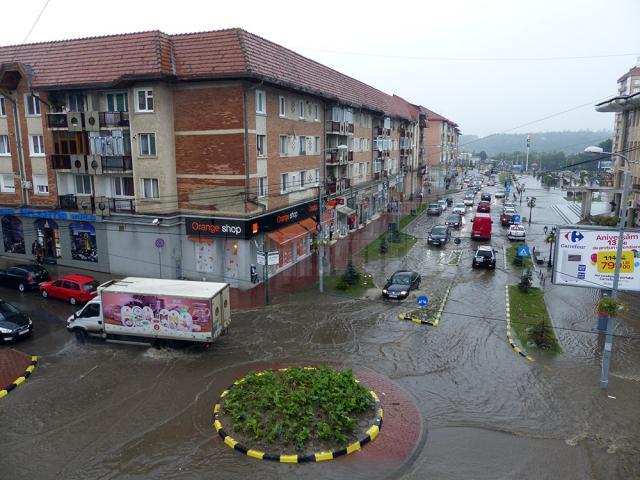 Străzile au fost complet acoperite de apă, iar traficul aproape paralizat