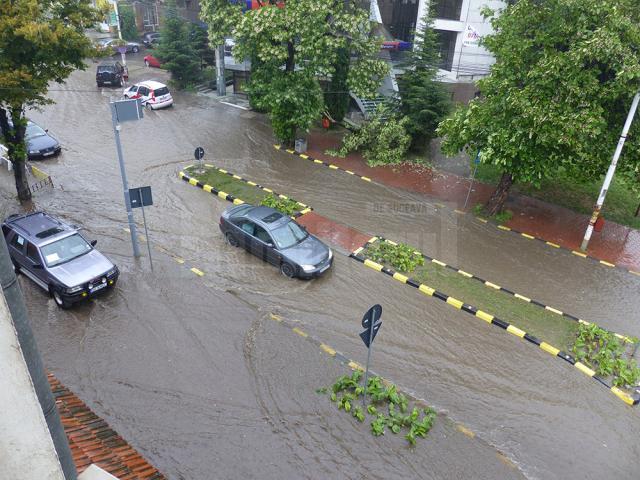 Un potop cum nu s-a mai văzut de ani de zile a inundat masiv ieri străzile Sucevei