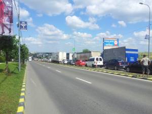 Traficul de pe artera principală a Sucevei, blocat de un tir rămas în pană