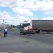 Traficul de pe artera principală a Sucevei, blocat de un tir rămas în pană