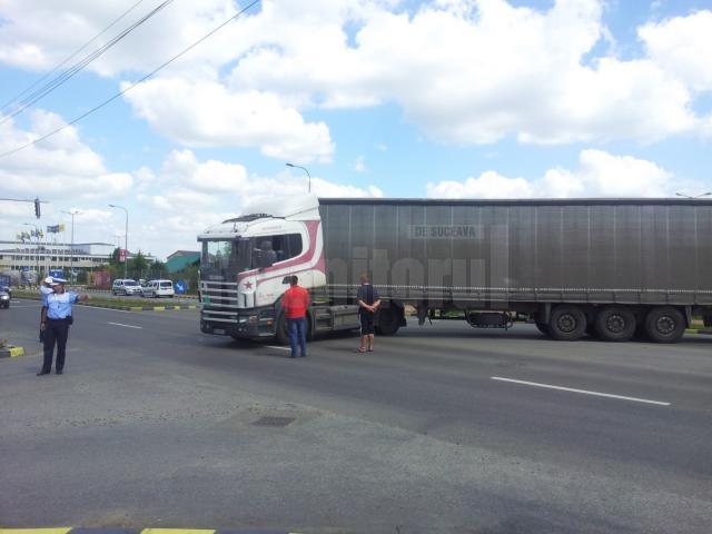 Traficul de pe artera principală a Sucevei, blocat de un tir rămas în pană