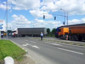 Tirul rămas fără motorină a blocat traficul de pe artera principală a Sucevei, în zona Metro