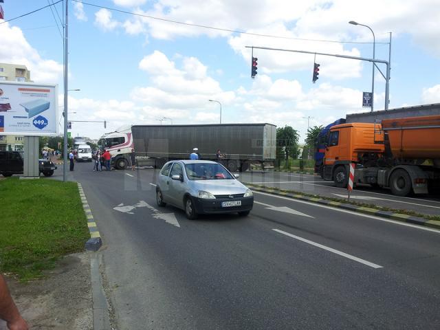 Tirul rămas fără motorină a blocat traficul de pe artera principală a Sucevei, în zona Metro