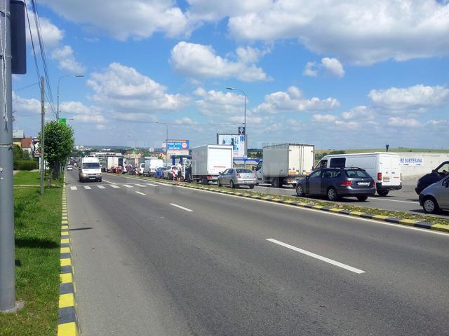 Tirul rămas fără motorină a blocat traficul de pe artera principală a Sucevei, în zona Metro