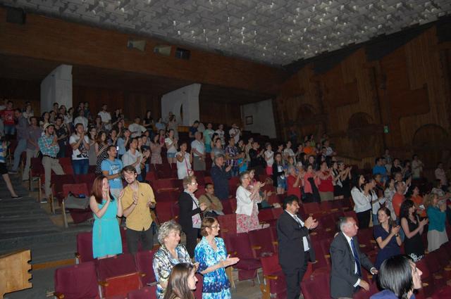 Publicul aplaudă minute în şir. Foto: Muzeul Bucovinei